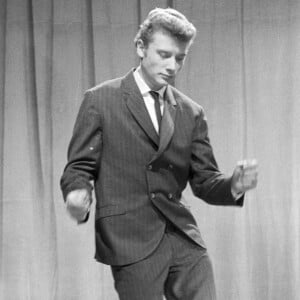 Johnny Hallyday sur le plateau d'une émission de télévision, à Paris. Le 19 avril 1962 © Michel Ristroph via Bestimage