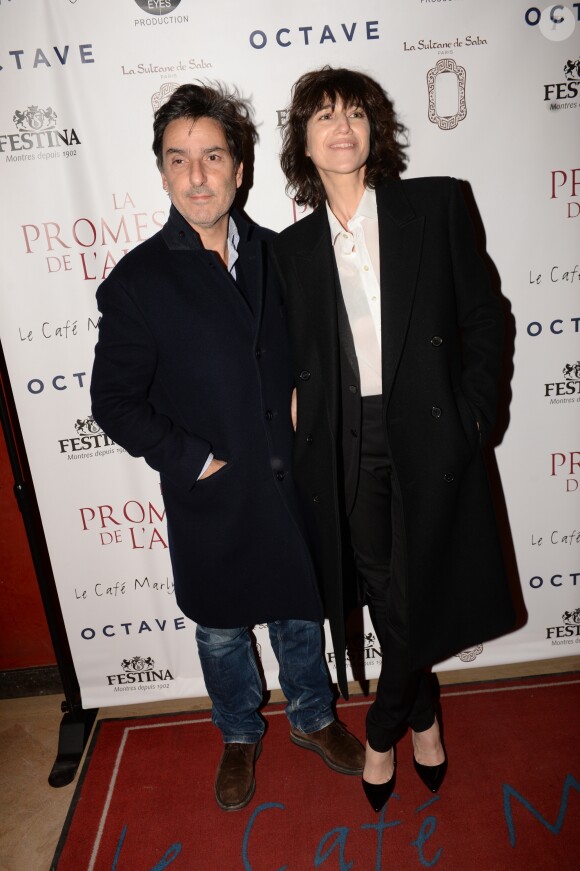 Exclusif - Yvan Attal et sa compagne Charlotte Gainsbourg - After-party du film "La Promesse de l'Aube" d'Eric Barbier" au restaurant Le Café Marly à Paris, France, le 12 décembre 2017. Evènement organisé par Five Eyes Production. © Rachid Bellak/Bestimage