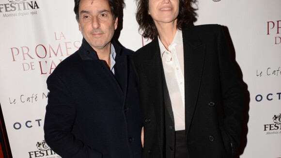 Charlotte Gainsbourg, entourée de son amoureux et sa mère, dévoile sa Promesse