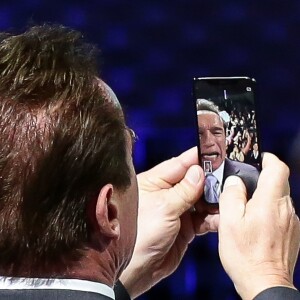 Arnold Schwarzenegger (en train de faire un selfie) au sommet pour le climat à la Seine Musicale sur l'île Seguin à Paris le 12 décembre 2017 © Stephane Lemouton / Bestimage