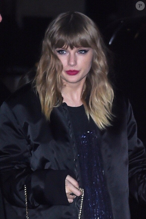 Taylor Swift arrive à la soirée "Saturday Night Live !" à New York. La chanteuse porte une robe à paillettes et des bottines noires, le 11 novembre 2017.