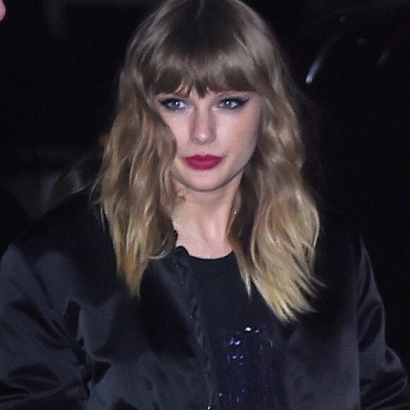 Taylor Swift arrive à la soirée "Saturday Night Live !" à New York. La chanteuse porte une robe à paillettes et des bottines noires, le 11 novembre 2017.