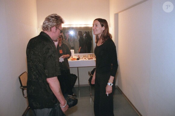Johnny Hallyday et Zazie dans les coulisses d'une émission de télévision à Paris, le 26 mai 1999.