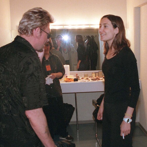 Johnny Hallyday et Zazie dans les coulisses d'une émission de télévision à Paris, le 26 mai 1999.