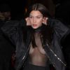 En janvier 2017, Bella Hadid a fait tourner les têtes en portant un top transparent dévoilant sa poitrine lors de l'after party du défilé hommes Givenchy au club Le Pompon à Paris.