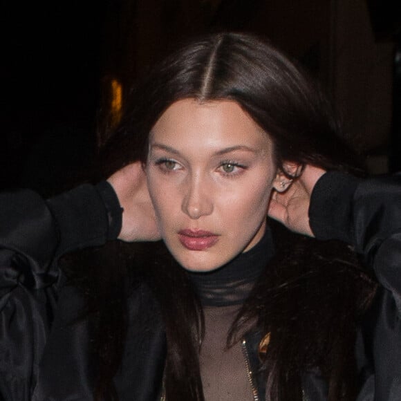 En janvier 2017, Bella Hadid a fait tourner les têtes en portant un top transparent dévoilant sa poitrine lors de l'after party du défilé hommes Givenchy au club Le Pompon à Paris.