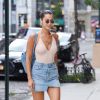 En août 2017 dans les rues de New York. Être sexy pour Bella Hadid, c'est aussi porter des tenues qui mettent sa silhouette en valeur et qui soulignent son jeu de jambes.
