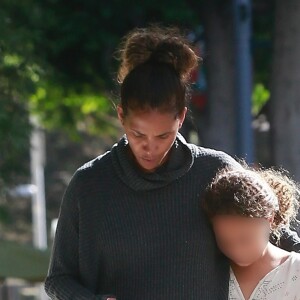 Halle Berry emmène sa fille Nahla Aubry chez le docteur à Beverly Hills le 1er décembre 2017.