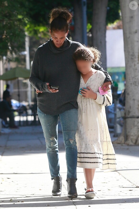 Halle Berry emmène sa fille Nahla Aubry chez le docteur à Beverly Hills le 1er décembre 2017.