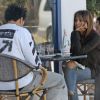 Exclusif - Halle Berry et Alex Da Kid déjeunent au restaurant "La Conversation" à Los Angeles, le 11 octobre 2017.