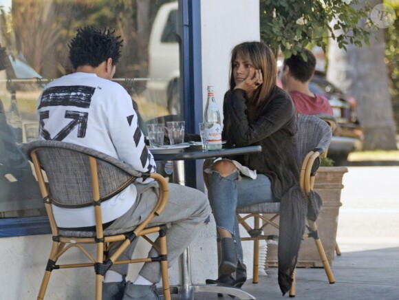 Exclusif - Halle Berry et Alex Da Kid déjeunent au restaurant "La Conversation" à Los Angeles, le 11 octobre 2017.