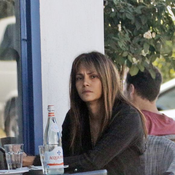 Exclusif - Halle Berry et Alex Da Kid déjeunent au restaurant "La Conversation" à Los Angeles, le 11 octobre 2017.