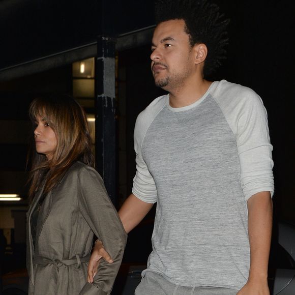 Exclusif - Halle Berry et Alex Da Kid (Alexander Grant) (producteur de musique) quittent un restaurant à Londres ou ils ont dîné en amoureux le 19 septembre 2017.
