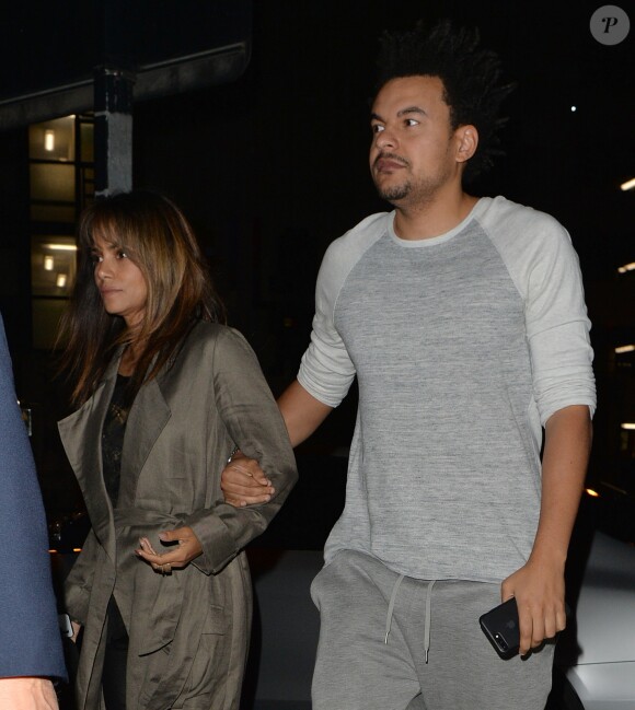 Exclusif - Halle Berry et Alex Da Kid (Alexander Grant) (producteur de musique) quittent un restaurant à Londres où ils ont dîné le 19 septembre 2017