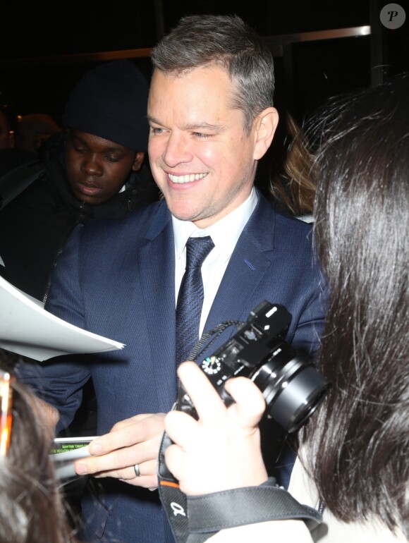 Matt Damon salue ses fans dans les rues de New York, le 11 décembre 2017
