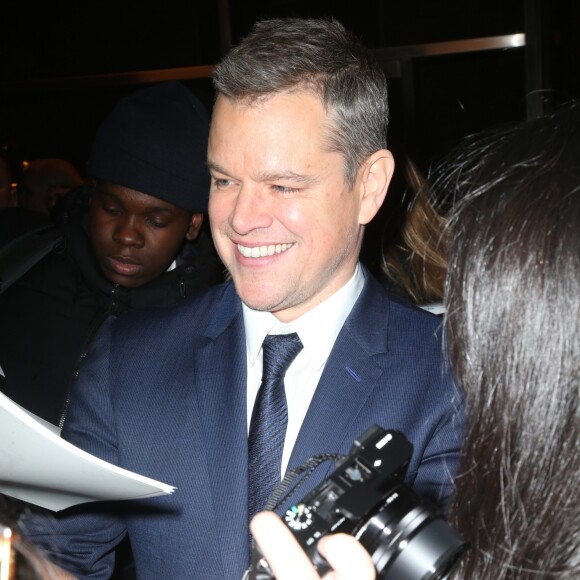 Matt Damon salue ses fans dans les rues de New York, le 11 décembre 2017