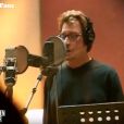 Images M6 de Johnny Hallyday enregistrant "Noël Ensemble" avec Pascal Obispo, en 2000.