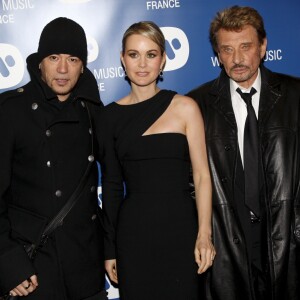 À Paris, Pascal Obispo, Johnny Hallyday et sa femme Laeticia lors de la soirée de Noël de Warner Music le 20 décembre 2007.