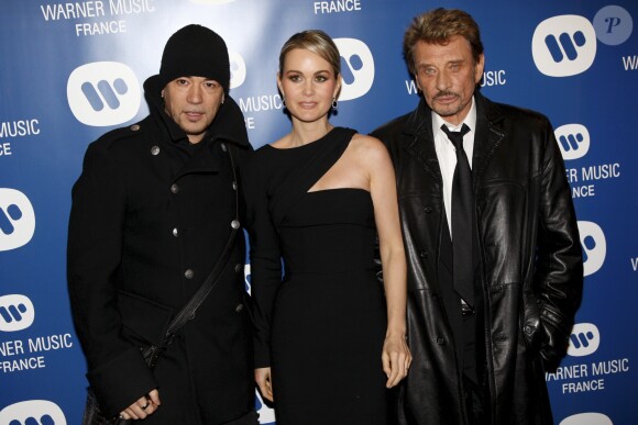 À Paris, Pascal Obispo, Johnny Hallyday et sa femme Laeticia lors de la soirée de Noël de Warner Music le 20 décembre 2007.