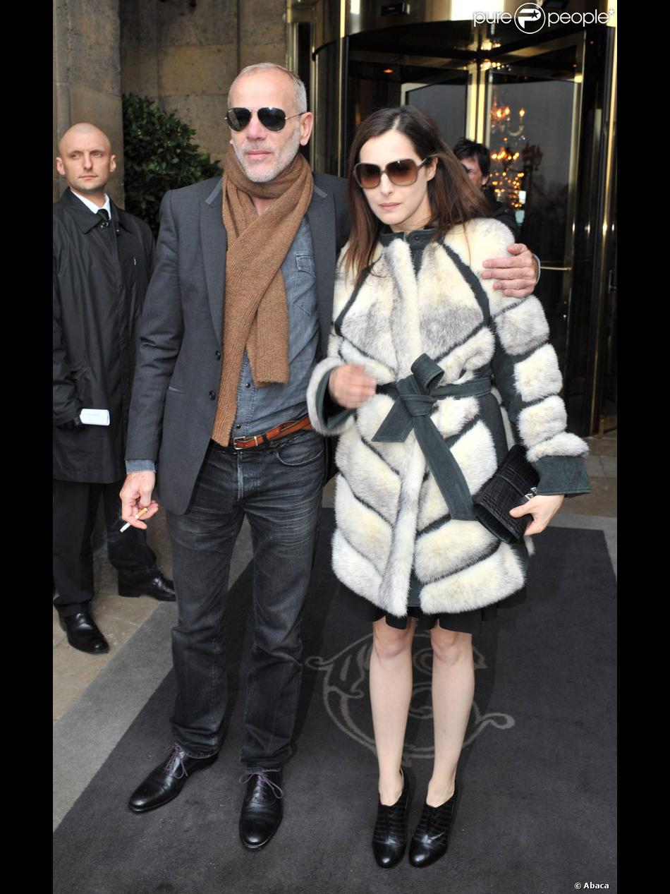 Qui Est Le Mari De Amira Casar C'est d'une main ferme et protectrice que Pascal Greggory protège la