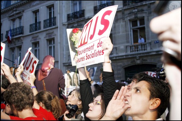 Les militants du PS devant le siège rue de Solférino après la défaite de Ségolène Royal au second tour de la présidentielle en mai 2007