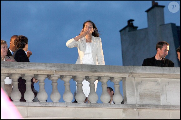Ségolène Royal salue la foule devant le siège du Parti Socialiste rue de Solférino, au second tour de la présidentielle en mai 2007
