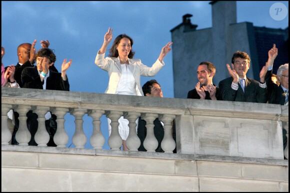 Ségolène Royal salue la foule devant le siège du Parti Socialiste rue de Solférino, au second tour de la présidentielle en mai 2007