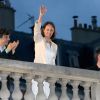 Ségolène Royal salue la foule devant le siège du Parti Socialiste rue de Solférino, au second tour de la présidentielle en mai 2007