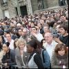 La foule devant le siège du PS après la défaite de Ségolène Royal au second tour de la présidentielle en mai 2007
