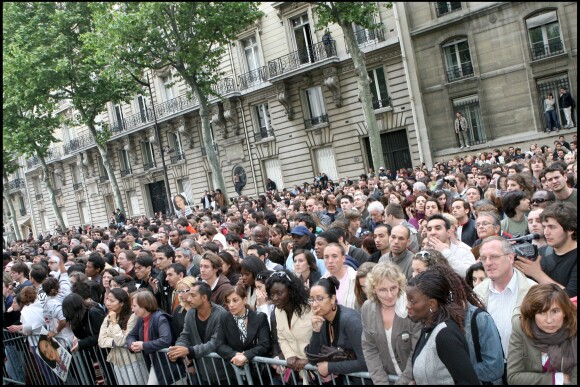 La foule devant le siège du PS après la défaite de Ségolène Royal au second tour de la présidentielle en mai 2007
