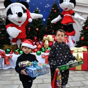 Le prince Albert II et la princesse Charlene de Monaco, avec la complicité de Louis Ducruet et Camille Gottlieb (enfants de la princesse Stéphanie), ont participé à la fête de Noël organisée au palais princier pour quelque 500 jeunes Monégasques de 5 à 12 ans. Danse de la Palladienne dans la cour d'honneur, en présence de Mickey et Minnie, spectacle et goûter dans la salle du Trône puis distribution de cadeaux étaient au programme. © Bruno Bebert / Bestimage