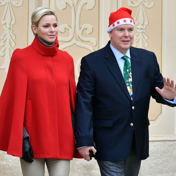 Le prince Albert II et la princesse Charlene de Monaco, avec la complicité de Louis Ducruet et Camille Gottlieb (enfants de la princesse Stéphanie), ont participé à la fête de Noël organisée au palais princier pour quelque 500 jeunes Monégasques de 5 à 12 ans. Danse de la Palladienne dans la cour d'honneur, en présence de Mickey et Minnie, spectacle et goûter dans la salle du Trône puis distribution de cadeaux étaient au programme. © Bruno Bebert / Bestimage