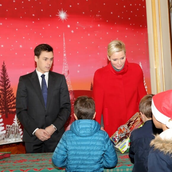 Le prince Albert II et la princesse Charlene de Monaco, avec la complicité de Louis Ducruet et Camille Gottlieb (enfants de la princesse Stéphanie), ont participé à la fête de Noël organisée au palais princier pour quelque 500 jeunes Monégasques de 5 à 12 ans. Danse de la Palladienne dans la cour d'honneur, en présence de Mickey et Minnie, spectacle et goûter dans la salle du Trône puis distribution de cadeaux étaient au programme. © Bruno Bebert / Bestimage