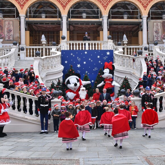 Le prince Albert II et la princesse Charlene de Monaco, avec la complicité de Louis Ducruet et Camille Gottlieb (enfants de la princesse Stéphanie), ont participé à la fête de Noël organisée au palais princier pour quelque 500 jeunes Monégasques de 5 à 12 ans. Danse de la Palladienne dans la cour d'honneur, en présence de Mickey et Minnie, spectacle et goûter dans la salle du Trône puis distribution de cadeaux étaient au programme. © Bruno Bebert / Bestimage