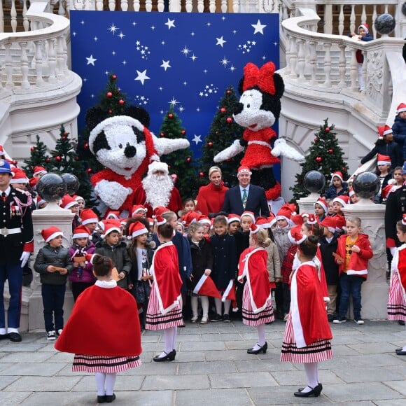 Le prince Albert II et la princesse Charlene de Monaco, avec la complicité de Louis Ducruet et Camille Gottlieb (enfants de la princesse Stéphanie), ont participé à la fête de Noël organisée au palais princier pour quelque 500 jeunes Monégasques de 5 à 12 ans. Danse de la Palladienne dans la cour d'honneur, en présence de Mickey et Minnie, spectacle et goûter dans la salle du Trône puis distribution de cadeaux étaient au programme. © Bruno Bebert / Bestimage