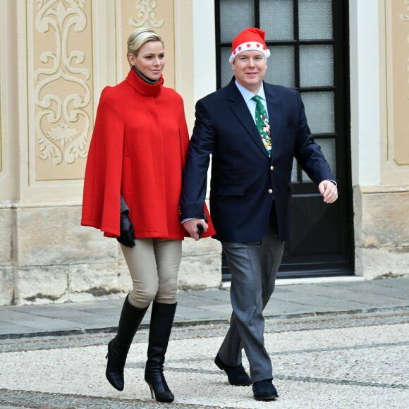 Le prince Albert II et la princesse Charlene de Monaco, avec la complicité de Louis Ducruet et Camille Gottlieb (enfants de la princesse Stéphanie), ont participé à la fête de Noël organisée au palais princier pour quelque 500 jeunes Monégasques de 5 à 12 ans. Danse de la Palladienne dans la cour d'honneur, en présence de Mickey et Minnie, spectacle et goûter dans la salle du Trône puis distribution de cadeaux étaient au programme. © Bruno Bebert / Bestimage