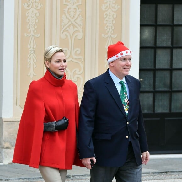 Le prince Albert II et la princesse Charlene de Monaco, avec la complicité de Louis Ducruet et Camille Gottlieb (enfants de la princesse Stéphanie), ont participé à la fête de Noël organisée au palais princier pour quelque 500 jeunes Monégasques de 5 à 12 ans. Danse de la Palladienne dans la cour d'honneur, en présence de Mickey et Minnie, spectacle et goûter dans la salle du Trône puis distribution de cadeaux étaient au programme. © Bruno Bebert / Bestimage