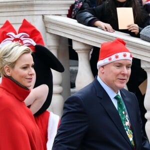 Le prince Albert II et la princesse Charlene de Monaco, avec la complicité de Louis Ducruet et Camille Gottlieb (enfants de la princesse Stéphanie), ont participé à la fête de Noël organisée au palais princier pour quelque 500 jeunes Monégasques de 5 à 12 ans. Danse de la Palladienne dans la cour d'honneur, en présence de Mickey et Minnie, spectacle et goûter dans la salle du Trône puis distribution de cadeaux étaient au programme. © Bruno Bebert / Bestimage