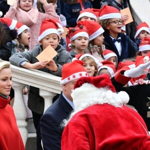 Le prince Albert II et la princesse Charlene de Monaco, avec la complicité de Louis Ducruet et Camille Gottlieb (enfants de la princesse Stéphanie), ont participé à la fête de Noël organisée au palais princier pour quelque 500 jeunes Monégasques de 5 à 12 ans. Danse de la Palladienne dans la cour d'honneur, en présence de Mickey et Minnie, spectacle et goûter dans la salle du Trône puis distribution de cadeaux étaient au programme. © Bruno Bebert / Bestimage