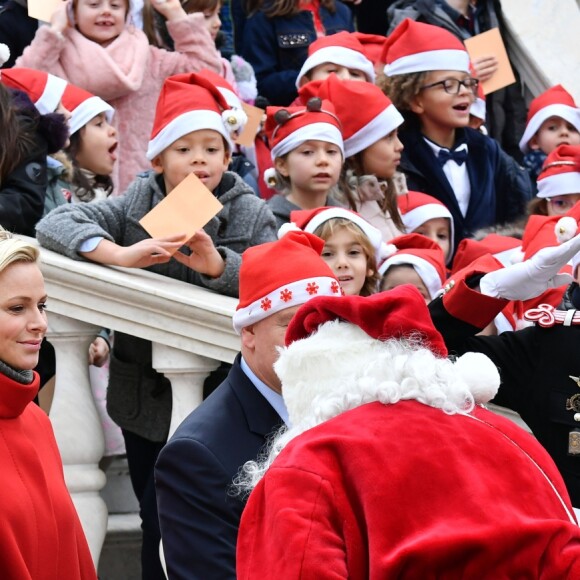 Le prince Albert II et la princesse Charlene de Monaco, avec la complicité de Louis Ducruet et Camille Gottlieb (enfants de la princesse Stéphanie), ont participé à la fête de Noël organisée au palais princier pour quelque 500 jeunes Monégasques de 5 à 12 ans. Danse de la Palladienne dans la cour d'honneur, en présence de Mickey et Minnie, spectacle et goûter dans la salle du Trône puis distribution de cadeaux étaient au programme. © Bruno Bebert / Bestimage