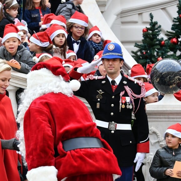 Le prince Albert II et la princesse Charlene de Monaco, avec la complicité de Louis Ducruet et Camille Gottlieb (enfants de la princesse Stéphanie), ont participé à la fête de Noël organisée au palais princier pour quelque 500 jeunes Monégasques de 5 à 12 ans. Danse de la Palladienne dans la cour d'honneur, en présence de Mickey et Minnie, spectacle et goûter dans la salle du Trône puis distribution de cadeaux étaient au programme. © Bruno Bebert / Bestimage