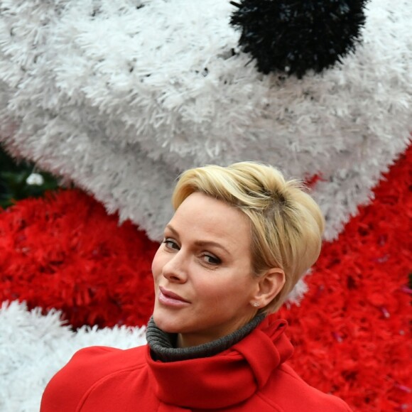 Le prince Albert II et la princesse Charlene de Monaco, avec la complicité de Louis Ducruet et Camille Gottlieb (enfants de la princesse Stéphanie), ont participé à la fête de Noël organisée au palais princier pour quelque 500 jeunes Monégasques de 5 à 12 ans. Danse de la Palladienne dans la cour d'honneur, en présence de Mickey et Minnie, spectacle et goûter dans la salle du Trône puis distribution de cadeaux étaient au programme. © Bruno Bebert / Bestimage