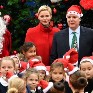 Le prince Albert II et la princesse Charlene de Monaco, avec la complicité de Louis Ducruet et Camille Gottlieb (enfants de la princesse Stéphanie), ont participé à la fête de Noël organisée au palais princier pour quelque 500 jeunes Monégasques de 5 à 12 ans. Danse de la Palladienne dans la cour d'honneur, en présence de Mickey et Minnie, spectacle et goûter dans la salle du Trône puis distribution de cadeaux étaient au programme. © Bruno Bebert / Bestimage