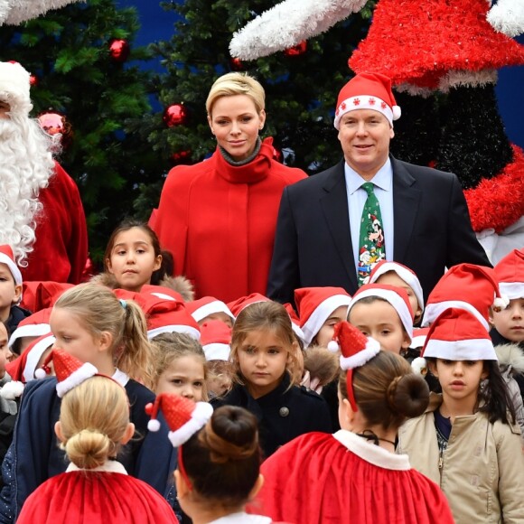 Le prince Albert II et la princesse Charlene de Monaco, avec la complicité de Louis Ducruet et Camille Gottlieb (enfants de la princesse Stéphanie), ont participé à la fête de Noël organisée au palais princier pour quelque 500 jeunes Monégasques de 5 à 12 ans. Danse de la Palladienne dans la cour d'honneur, en présence de Mickey et Minnie, spectacle et goûter dans la salle du Trône puis distribution de cadeaux étaient au programme. © Bruno Bebert / Bestimage