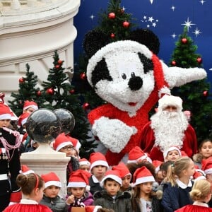 Le prince Albert II et la princesse Charlene de Monaco, avec la complicité de Louis Ducruet et Camille Gottlieb (enfants de la princesse Stéphanie), ont participé à la fête de Noël organisée au palais princier pour quelque 500 jeunes Monégasques de 5 à 12 ans. Danse de la Palladienne dans la cour d'honneur, en présence de Mickey et Minnie, spectacle et goûter dans la salle du Trône puis distribution de cadeaux étaient au programme. © Bruno Bebert / Bestimage