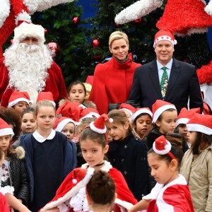 Le prince Albert II et la princesse Charlene de Monaco, avec la complicité de Louis Ducruet et Camille Gottlieb (enfants de la princesse Stéphanie), ont participé à la fête de Noël organisée au palais princier pour quelque 500 jeunes Monégasques de 5 à 12 ans. Danse de la Palladienne dans la cour d'honneur, en présence de Mickey et Minnie, spectacle et goûter dans la salle du Trône puis distribution de cadeaux étaient au programme. © Bruno Bebert / Bestimage