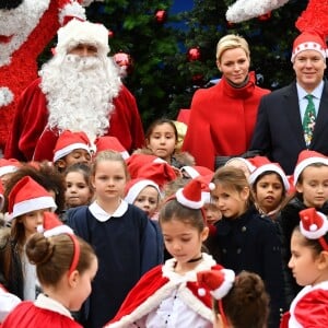 Le prince Albert II et la princesse Charlene de Monaco, avec la complicité de Louis Ducruet et Camille Gottlieb (enfants de la princesse Stéphanie), ont participé à la fête de Noël organisée au palais princier pour quelque 500 jeunes Monégasques de 5 à 12 ans. Danse de la Palladienne dans la cour d'honneur, en présence de Mickey et Minnie, spectacle et goûter dans la salle du Trône puis distribution de cadeaux étaient au programme. © Bruno Bebert / Bestimage