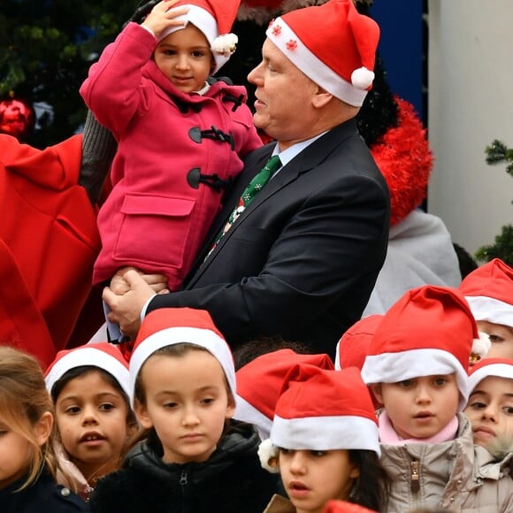 Le prince Albert II et la princesse Charlene de Monaco, avec la complicité de Louis Ducruet et Camille Gottlieb (enfants de la princesse Stéphanie), ont participé à la fête de Noël organisée au palais princier pour quelque 500 jeunes Monégasques de 5 à 12 ans. Danse de la Palladienne dans la cour d'honneur, en présence de Mickey et Minnie, spectacle et goûter dans la salle du Trône puis distribution de cadeaux étaient au programme. © Bruno Bebert / Bestimage