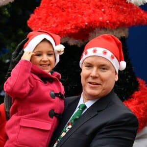 Le prince Albert II et la princesse Charlene de Monaco, avec la complicité de Louis Ducruet et Camille Gottlieb (enfants de la princesse Stéphanie), ont participé à la fête de Noël organisée au palais princier pour quelque 500 jeunes Monégasques de 5 à 12 ans. Danse de la Palladienne dans la cour d'honneur, en présence de Mickey et Minnie, spectacle et goûter dans la salle du Trône puis distribution de cadeaux étaient au programme. © Bruno Bebert / Bestimage