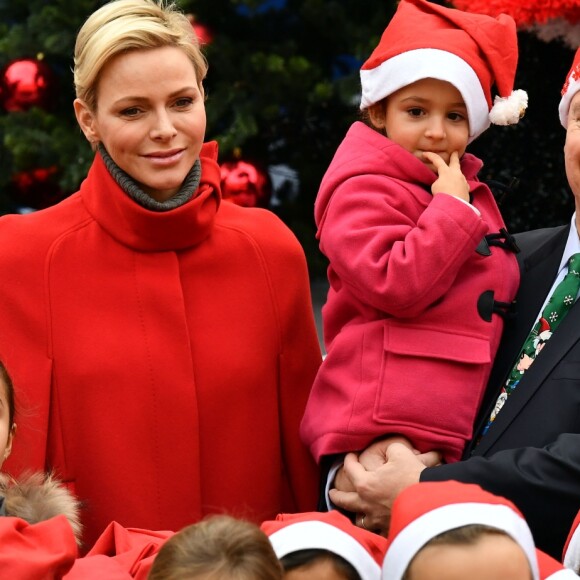 Le prince Albert II et la princesse Charlene de Monaco, avec la complicité de Louis Ducruet et Camille Gottlieb (enfants de la princesse Stéphanie), ont participé à la fête de Noël organisée au palais princier pour quelque 500 jeunes Monégasques de 5 à 12 ans. Danse de la Palladienne dans la cour d'honneur, en présence de Mickey et Minnie, spectacle et goûter dans la salle du Trône puis distribution de cadeaux étaient au programme. © Bruno Bebert / Bestimage